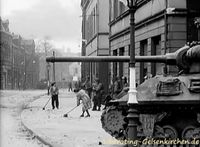 M-10 Wolverine Jagdpanzer der US-Armee am 9.4.1945 vor der Bismarckstraße 303 (Filmmaterial: National Archives)