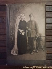 Unbekannter Soldat mit seiner Braut
